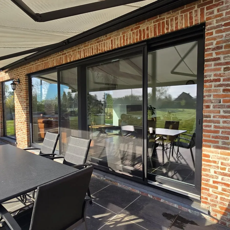Ramen op maat in een strak, modern interieur door EVH Renovatie
